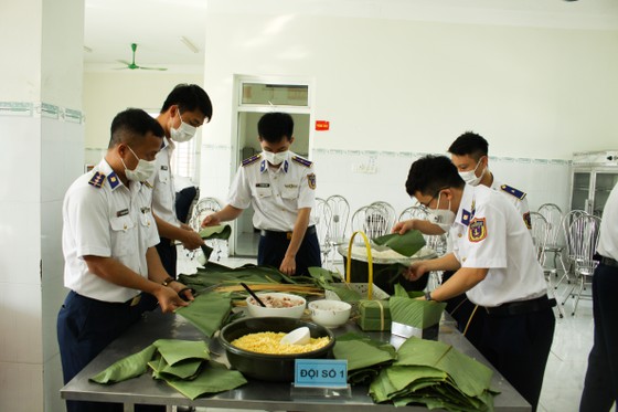 Chiến sĩ Cảnh sát biển gói bánh chưng đón Tết Nguyên đán Nhâm Dần ảnh 4