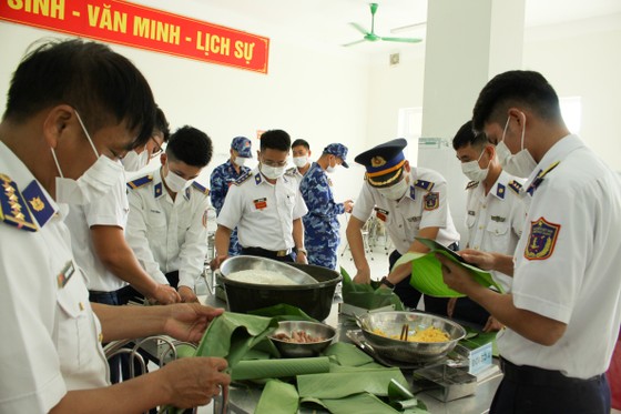 Chiến sĩ Cảnh sát biển gói bánh chưng đón Tết Nguyên đán Nhâm Dần ảnh 5