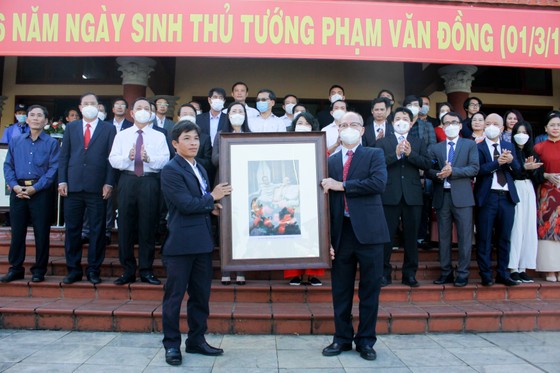 Dâng hương kỷ niệm 116 năm Ngày sinh cố Thủ tướng Phạm Văn Đồng ảnh 6