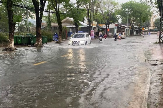Mưa lớn, nhiều tuyến đường ở TP Quảng Ngãi bị ngập ảnh 3