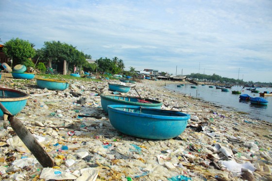 Quảng Ngãi: Rác thải tiếp tục 'bức tử' bãi biển Sa Kỳ ảnh 1