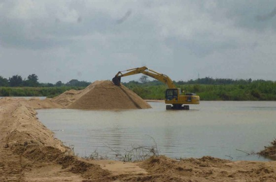 Quảng Ngãi: Nhiều sai phạm trong cấp phép khai thác cát, đất ảnh 1