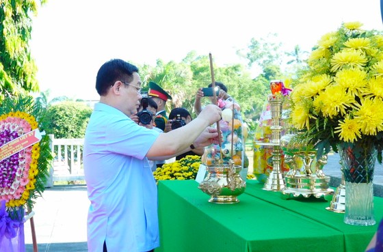 Chủ tịch Quốc hội dâng hương tưởng niệm tại Nghĩa trang liệt sĩ Quảng Ngãi ảnh 1