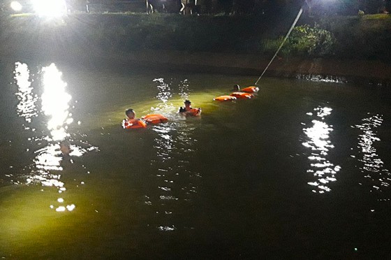 Hai anh em trượt chân xuống kênh mất tích: Đã tìm thấy em trai ảnh 1