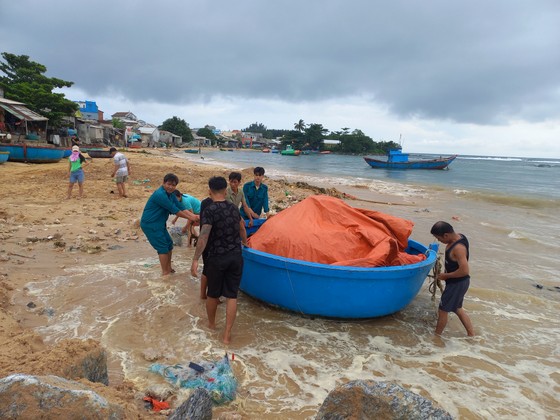 Người dân ven biển tỉnh Quảng Ngãi hối hả phòng chống bão số 4 ảnh 12