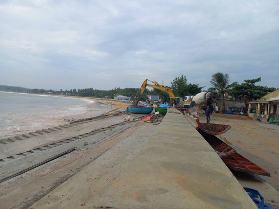 Người dân ven biển tỉnh Quảng Ngãi hối hả phòng chống bão số 4 ảnh 17