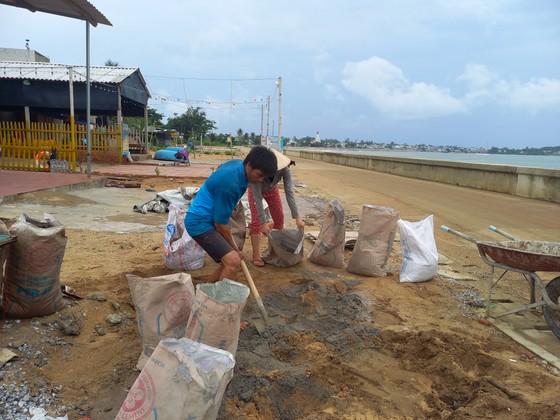 Người dân ven biển tỉnh Quảng Ngãi hối hả phòng chống bão số 4 ảnh 15