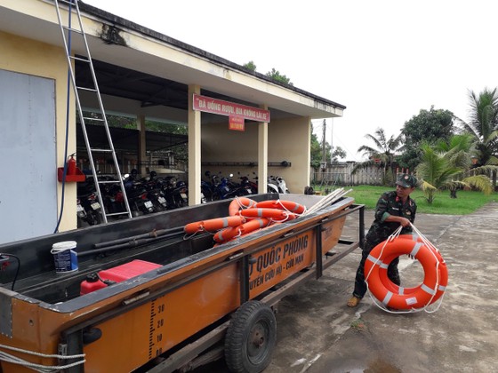 Người dân ven biển tỉnh Quảng Ngãi hối hả phòng chống bão số 4 ảnh 6