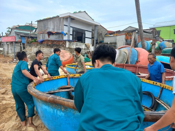 Người dân ven biển tỉnh Quảng Ngãi hối hả phòng chống bão số 4 ảnh 9
