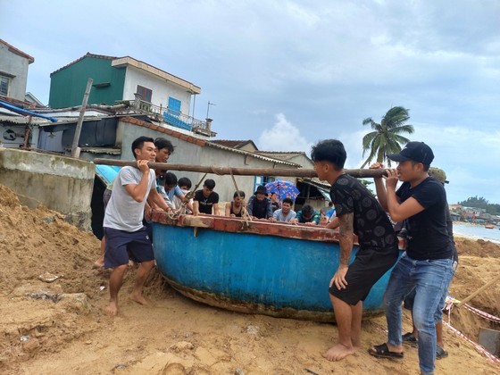 Người dân ven biển tỉnh Quảng Ngãi hối hả phòng chống bão số 4 ảnh 11