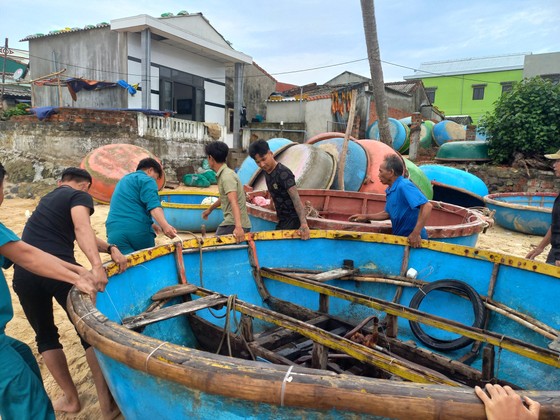 Người dân ven biển tỉnh Quảng Ngãi hối hả phòng chống bão số 4 ảnh 10