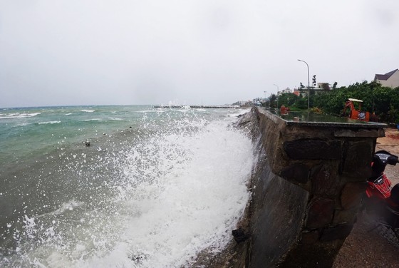 Video: Đảo Lý Sơn biển động, gió cấp 6, giật cấp 7 do ảnh hưởng bão số 4 ảnh 2