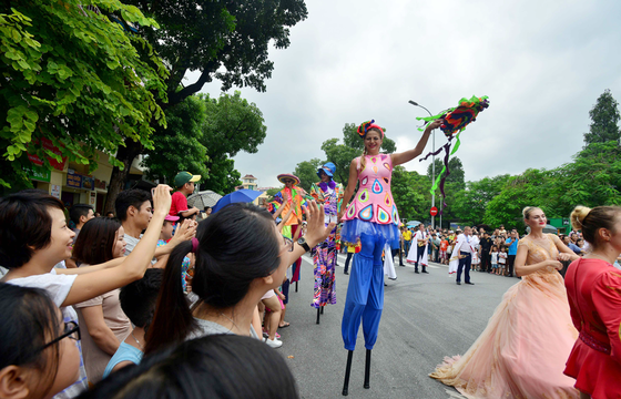 Lần đầu tiên đoàn vũ công Carnival khuấy động phố đi bộ Hà Nội ảnh 4