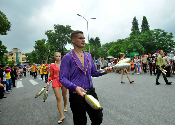 Lần đầu tiên đoàn vũ công Carnival khuấy động phố đi bộ Hà Nội ảnh 5