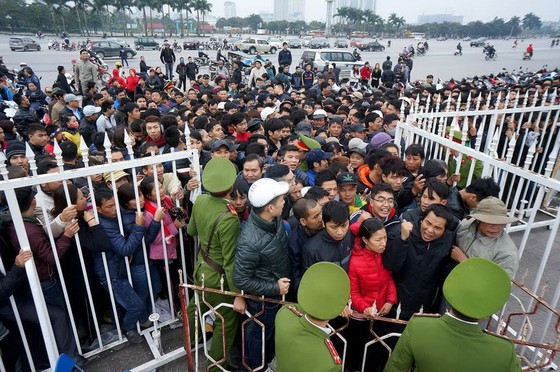 Người hâm mộ Việt Nam luôn gặp khó khăn khi mua vé xem bóng đá.