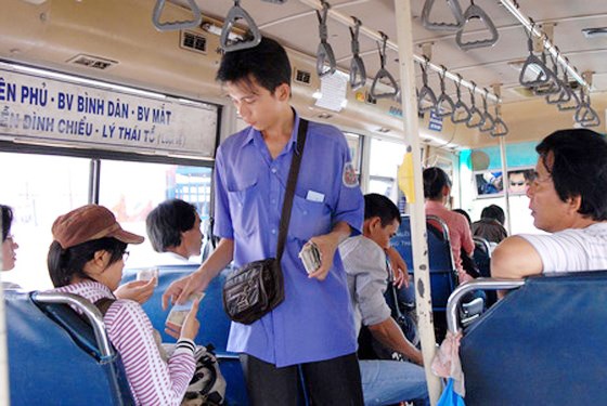 Tiếp viên xe buýt hành xử côn đồ ảnh 1