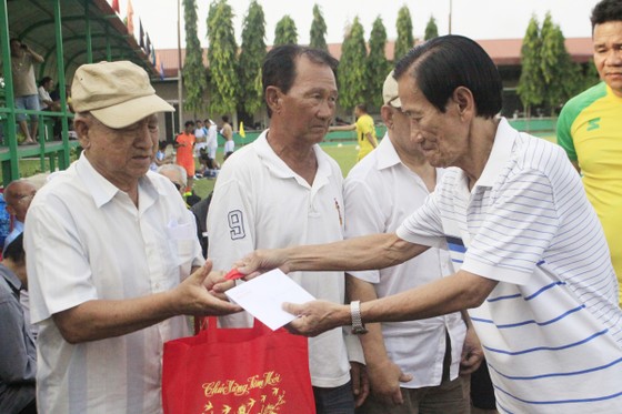 Chi hội trưởng Chi hội Cựu cầu thủ bóng đá TPHCM Hồ Thanh Cang tặng quà cho các cựu cầu thủ. Ảnh: MINH QUÂN  ​