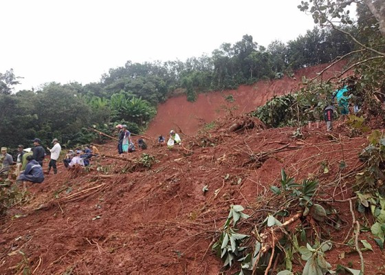 Sạt lở đất ở Đắk Nông, 3 người trong một gia đình bị chôn vùi ảnh 4