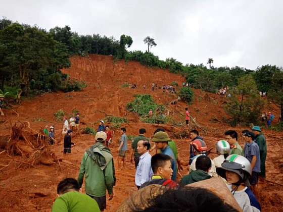 Sạt lở đất ở Đắk Nông, 3 người trong một gia đình bị chôn vùi ảnh 1