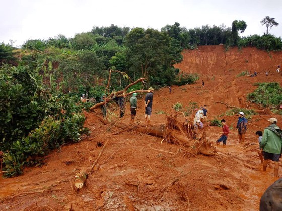 Sạt lở đất ở Đắk Nông, 3 người trong một gia đình bị chôn vùi ảnh 3