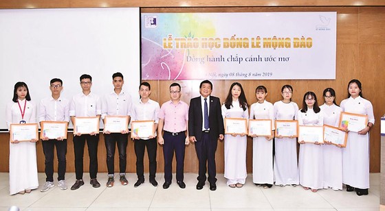 Trao 36 suất học bổng Lê Mộng Đào cho sinh viên Đại học Xây dựng ảnh 1
