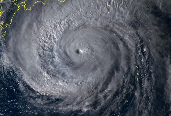 Nhật Bản 'nín thở" trước siêu bão Hagibis sẽ đổ bộ cấp mạnh nhất ảnh 1
