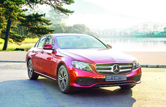 Mercedes-Benz E 180 giá dưới 2,1 tỷ đồng tại Việt Nam có gì? ảnh 1