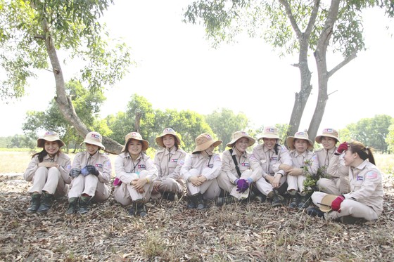 Những cô gái 'săn' bom chùm ảnh 2