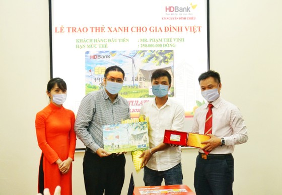 HDBank trao 'Thẻ Xanh cho gia đình Việt' cho khách hàng đầu tiên ảnh 1