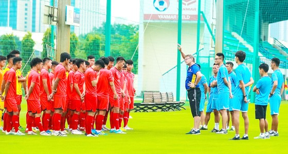 Thầy trò đội tuyển U19 Việt Nam tự tin với hành trình chinh phục  vé dự World Cup. Ảnh: PHƯƠNG MINH