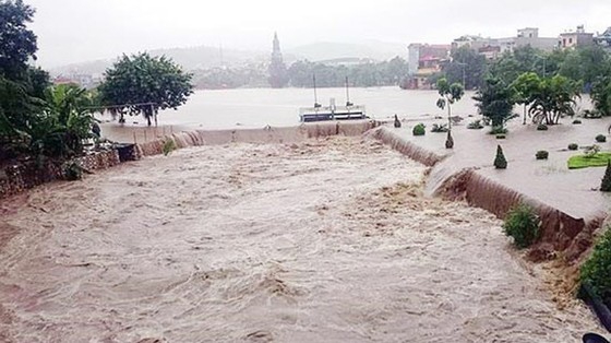 Mưa lớn, sạt lở đất ở Phú Thọ khiến 2 người thiệt mạng, 7 người bị thương ảnh 1