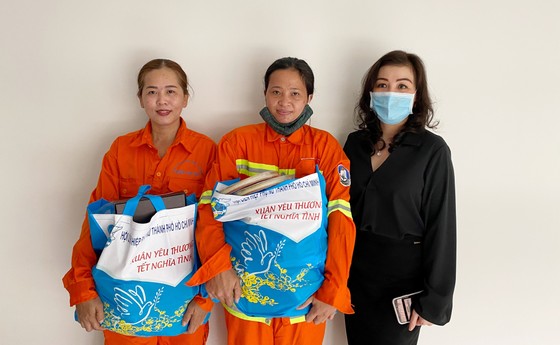 Trao quà tết cho 300 nữ công nhân vệ sinh môi trường ảnh 2
