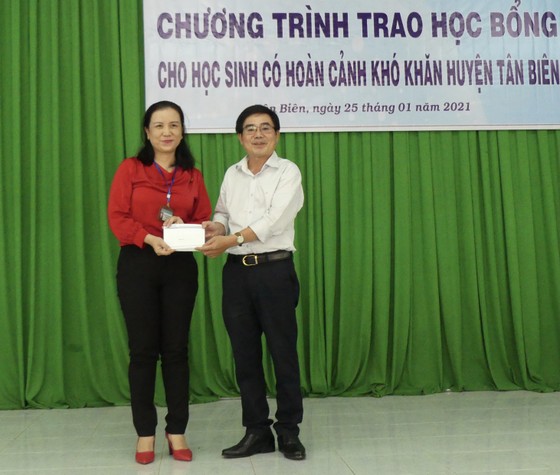 Báo SGGP tặng học bổng cho học sinh nghèo và hiếu học huyện Tân Biên ảnh 4