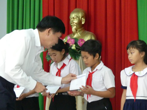 Báo SGGP tặng học bổng cho học sinh nghèo và hiếu học huyện Tân Biên ảnh 3