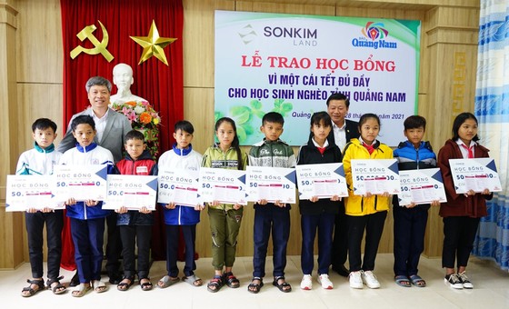 Trao học bổng vì một cái tết đủ đầy cho học sinh nghèo tỉnh Quảng Nam ảnh 3