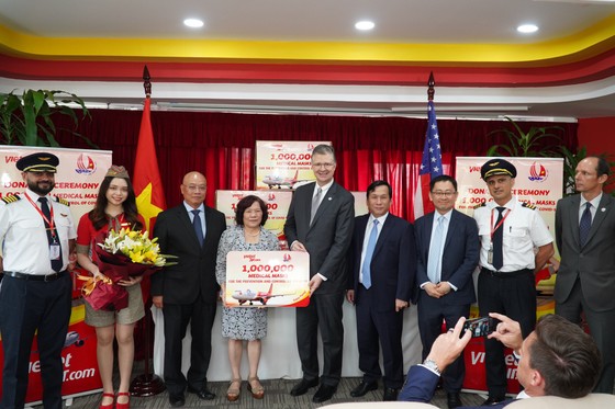Những chiếc khẩu trang nhỏ bé từ Việt Nam đã tới Mỹ, châu Âu, cùng chung tay chống dịch bệnh từ ngày đầu tiên ảnh 3