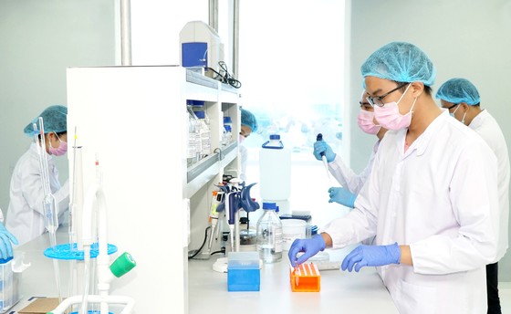 TPHCM - Hơn 400 ngày gồng mình chống dịch - Bài 2: Những 'lá chắn thép' ảnh 1