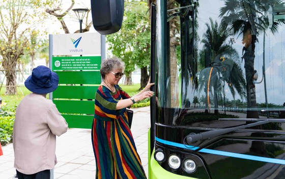 Háo hức khám phá xe buýt điện đầu tiên tại Việt Nam với những trải nghiệm 'cực chất' ảnh 1