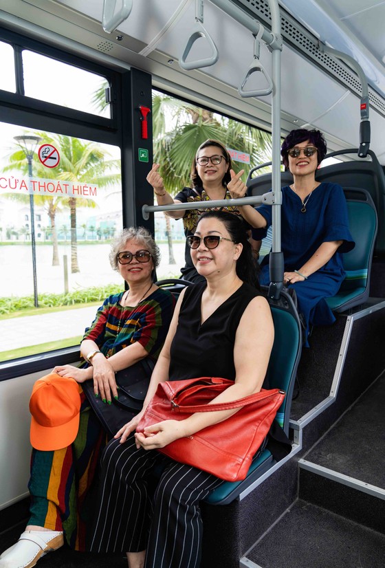 Háo hức khám phá xe buýt điện đầu tiên tại Việt Nam với những trải nghiệm 'cực chất' ảnh 2