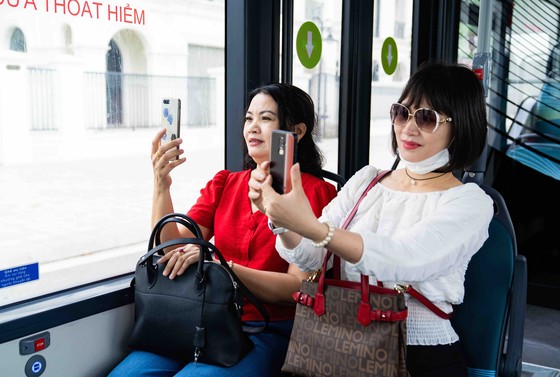 Háo hức khám phá xe buýt điện đầu tiên tại Việt Nam với những trải nghiệm 'cực chất' ảnh 5
