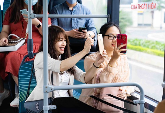 Háo hức khám phá xe buýt điện đầu tiên tại Việt Nam với những trải nghiệm 'cực chất' ảnh 4