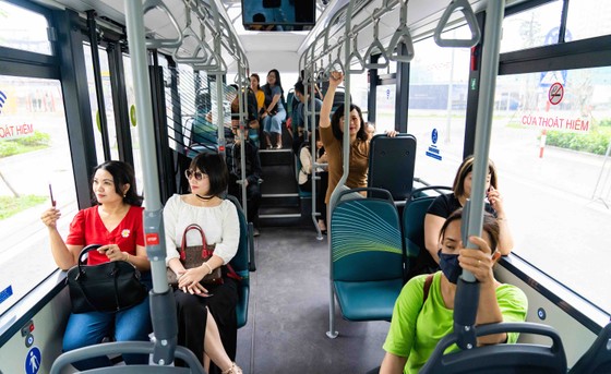 Háo hức khám phá xe buýt điện đầu tiên tại Việt Nam với những trải nghiệm 'cực chất' ảnh 8