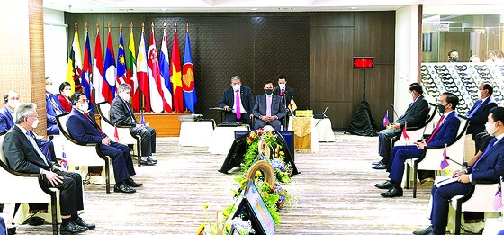Hội nghị các nhà lãnh đạo ASEAN: Bàn giải pháp vượt qua giai đoạn khó khăn  ảnh 1