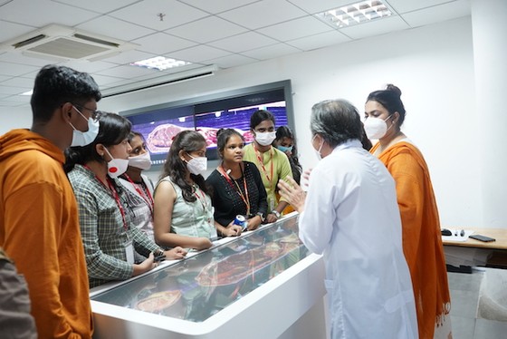 Trường đại học quốc tế đầu tiên tại Việt Nam đào tạo bác sĩ y học cổ truyền ảnh 2
