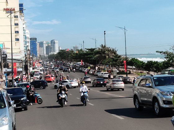 Tấp nập du khách đến Vũng Tàu tắm biển dịp tết dương lịch ảnh 2