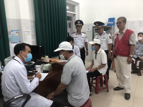 Bà Rịa – Vũng Tàu: Vùng Cảnh sát biển 3 thăm khám và trao 300 suất quà cho ngư dân ảnh 2