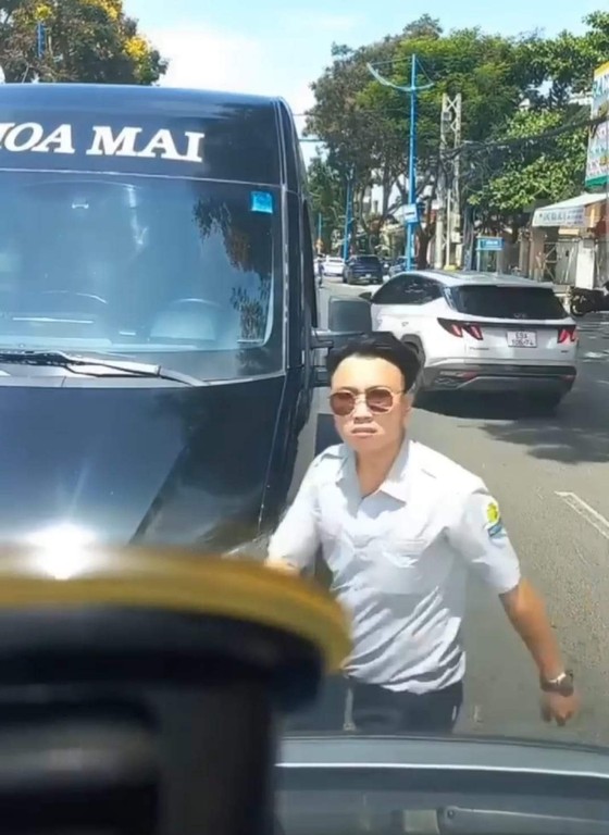 Bà Rịa – Vũng Tàu: Xử phạt tài xế xe Hoa Mai chạy lấn làn, hung hăng dọa nạt người khác ảnh 1