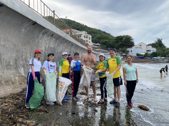Cán bộ, viên chức cùng nhau dọn rác dạt vào bãi biển Vũng Tàu ảnh 8
