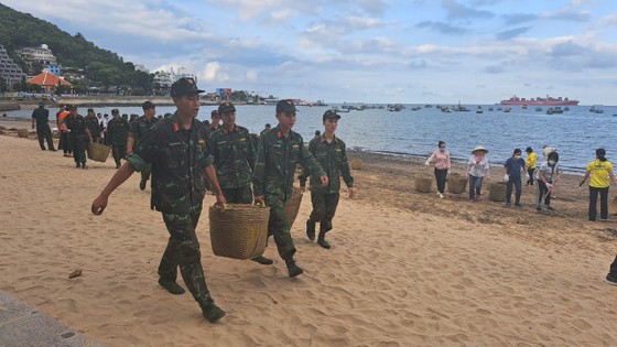 Cán bộ, viên chức cùng nhau dọn rác dạt vào bãi biển Vũng Tàu ảnh 5