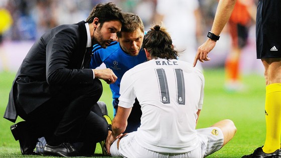 Tiến sĩ Jesus Olmo (bìa trái) đã rời Real Madrid.